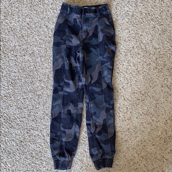 Hollister Pants - High rise camo jogger - XS